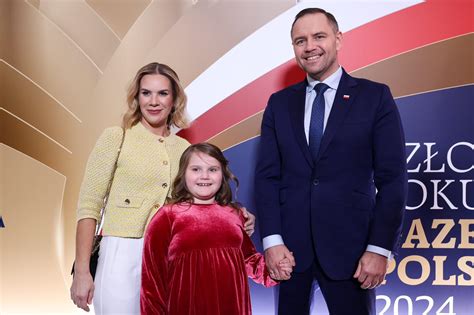 zdjęcie Ewy Tomaszewicz i Małgorzaty Rawińskiej w strojach ślubnych