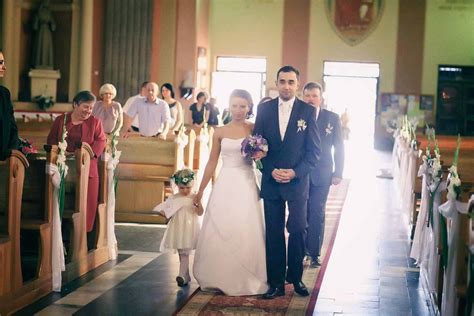 fotografia pary młodej w pięknie udekorowanym kościele