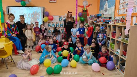 Dzieci w przedszkolu podczas balu karnawałowego