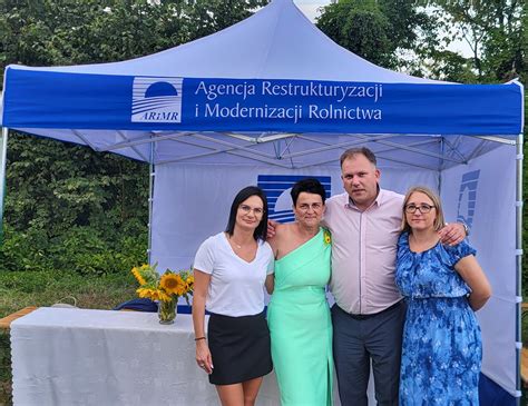 zdjęcie starosty powiatu rozdającego chleb podczas dożynek