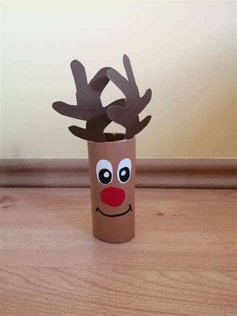 Instrukcja krok po kroku tworzenia renifera z rolki papieru toaletowego.