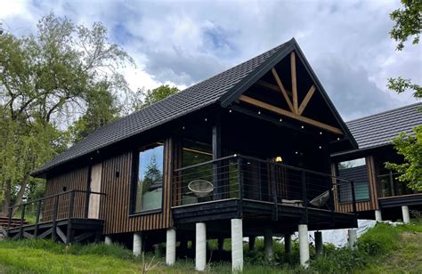 Zdjęcie przedstawiające przytulny domek w górach, idealny na wyjazdowy wieczór panieński