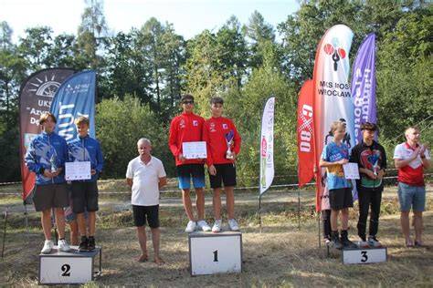 zdjęcie zwycięzców biegu na 6 km z medalami