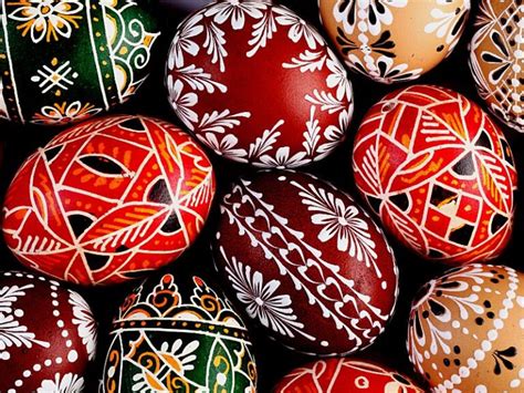 Ilustracja przedstawiająca różne rodzaje wielkanocnych pisanek
