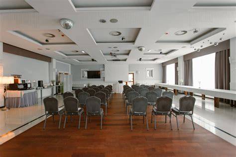 Elegancka sala bankietowa Hotelu Kosmowski we Wrześni