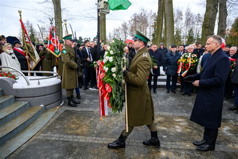 Prezydent Andrzej Duda składa kwiaty na grobie Wincentego Witosa we Wierzchosławicach.