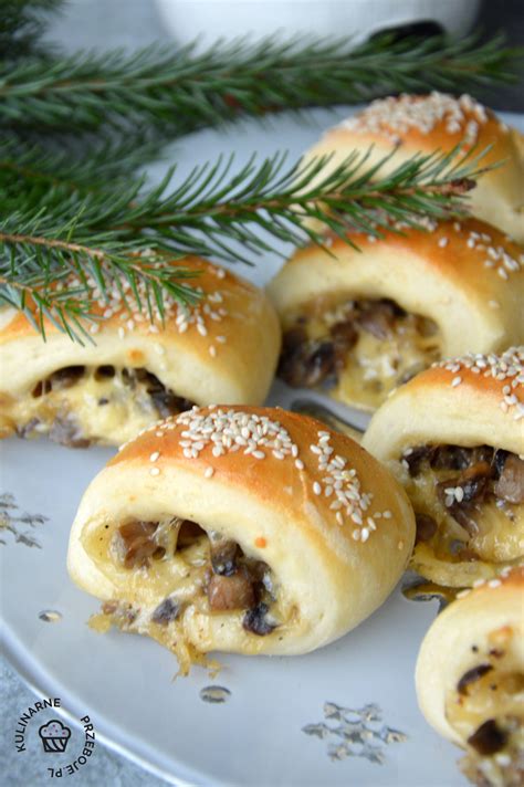 Zdjęcie prezentujące paszteciki z pieczarkami i serem pleśniowym.