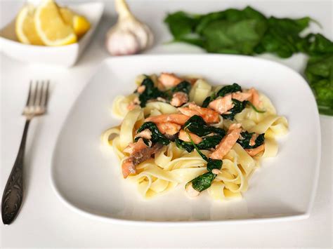 Zdjęcie przedstawiające pieczonego łososia na tagliatelle.