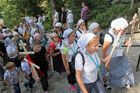 Pielgrzymi na Górze Grabarce podczas obchodów Święta Przemienienia Pańskiego