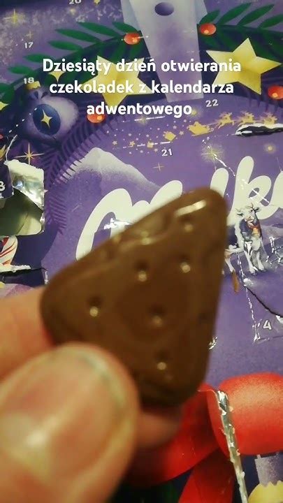 Zbliżenie na czekoladki z kalendarza adwentowego z postaciami Disneya.