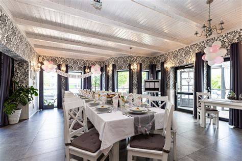 Elegancka sala bankietowa restauracji Gardens by Fort z widokiem na taras.