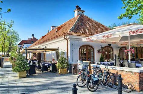 Malowniczy ogród restauracji Kuźnia Kulturalna w Wilanowie.