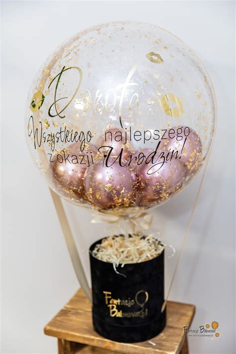 Elegancki balonowy box otwarty, z unoszącymi się balonami i personalizowaną dedykacją