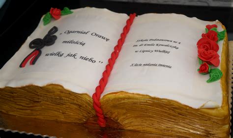 tort w kształcie księgi miłości z personalizowanymi elementami