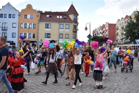 fotografia uczestników jarmarku maszerujących w korowodzie ulicami miasta