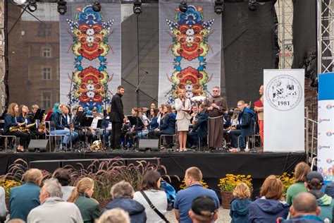 zdjęcie dziecięcych występów artystycznych na scenie podczas jarmarku