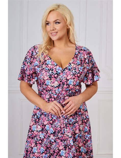 Grafika przedstawiająca różne fasony sukienek w kwiaty plus size, podkreślające atuty sylwetki.
