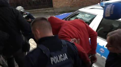 Zdjęcie przedstawiające grupę ludzi krzyczących