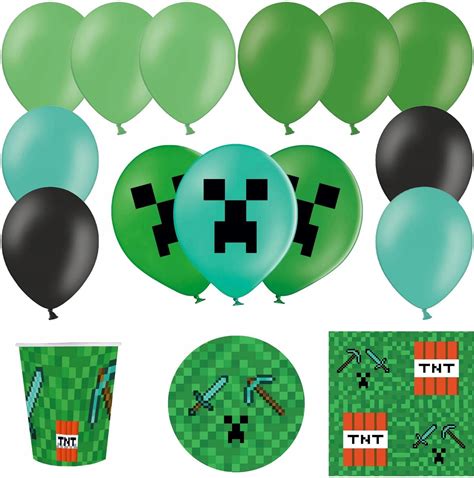 Zdjęcie przedstawiające kompletny zestaw urodzinowy: talerzyki, kubeczki, serwetki, balony i czapeczki z motywem Minecraft.