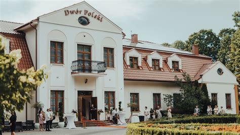 Eleganckie wnętrze Dworku Nad Pilicą z tradycyjnymi elementami i nowoczesnym wyposażeniem