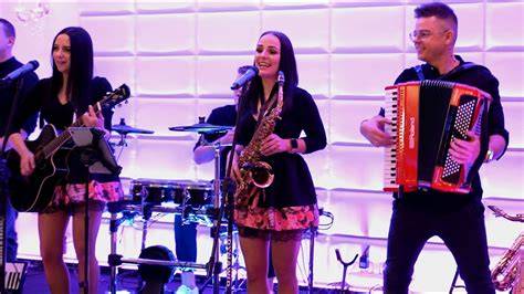 zdjęcie zespołu muzycznego grającego na weselu, z widocznymi instrumentami