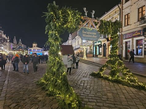 Rynek w Rzeszowie udekorowany świątecznie