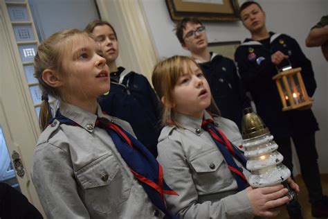 Harcerze przekazujący Betlejemskie Światło Pokoju