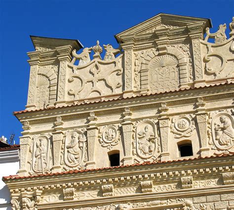 Bogate zdobienia kamienic na Lwowskim Rynku
