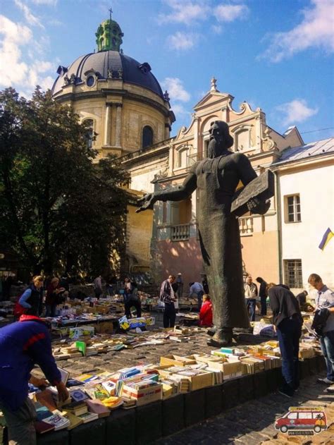 Targ Buknistów na Placu Teatralnym we Lwowie, z widocznym Kościołem Bożego Ciała
