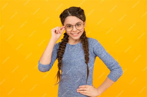 portret kobiety o silnym, zdeterminowanym spojrzeniu, w tle elementy nawiązujące do walki i bogactwa