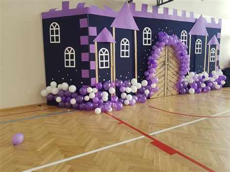 Słomiany zamek jako imponująca dekoracja dożynkowa