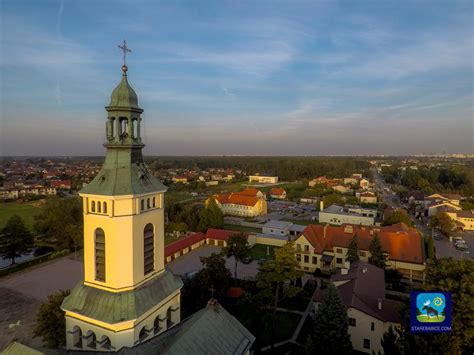 Widok kościoła parafialnego w Starych Babicach od strony ulicy