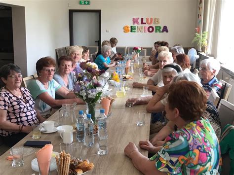 Seniorzy uczestniczący w spotkaniu misyjnym