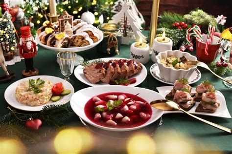 świątecznie udekorowany stół wigilijny w restauracji hotelowej