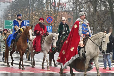 Zdjęcie z Orszaku Trzech Króli - tłumy ludzi na ulicy w barwnych strojach