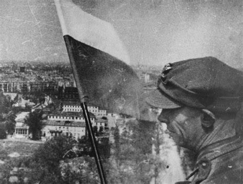Polscy żołnierze zawieszający biało-czerwoną flagę na Kolumnie Zwycięstwa w Berlinie