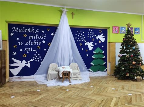 Dekoracja sali przedszkolnej na jasełka z motywami świątecznymi i elementami natury.