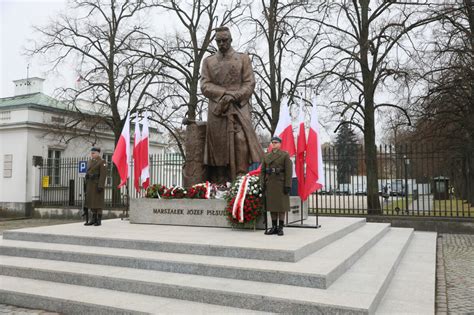 zdjęcie z ceremonii składania kwiatów na placu Niepodległości w Wilnie