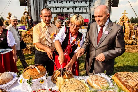 Para starostów dożynek z chlebem dożynkowym podczas uroczystej mszy