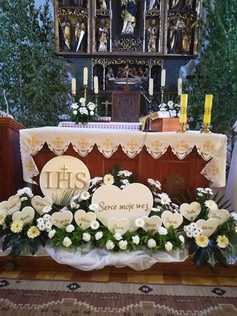 aranżacja ołtarza z białymi liliami i złotymi tkaninami
