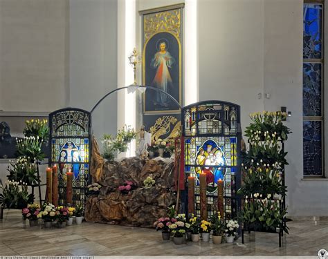 aranżacja Grobu Pańskiego z figurą Chrystusa, kamieniami i świecami