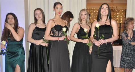Eleganckie kreacje uczennic I Liceum Ogólnokształcącego podczas studniówki w Zamku Książ.