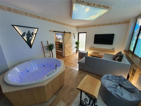 Elegancki apartament z jacuzzi i kominkiem