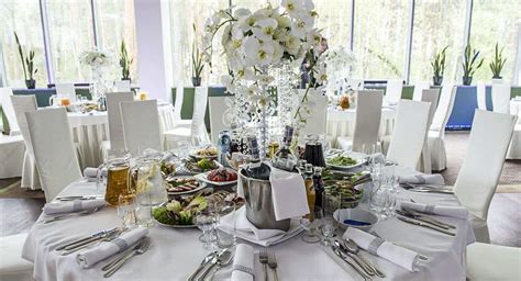 Elegancka sala restauracyjna przystosowana do imprez okolicznościowych