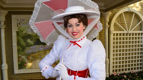 Grafika lub zdjęcie Mary Poppins z ikonicznymi elementami stroju, takimi jak kapelusz i parasolka.