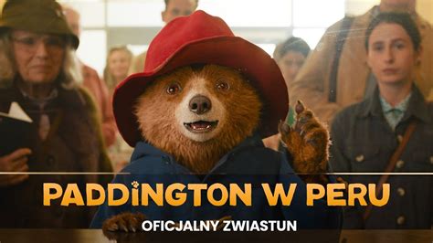 Zdjęcie misia Paddingtona z filmu, podkreślające jego charakterystyczny niebieski płaszcz i czerwony kapelusz.