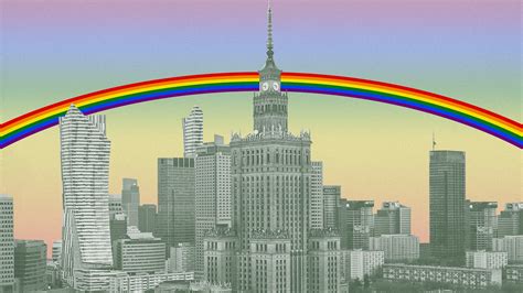 Ilustracja przedstawiająca budynek sądu z symbolem wagi sprawiedliwości i tęczową flagą.