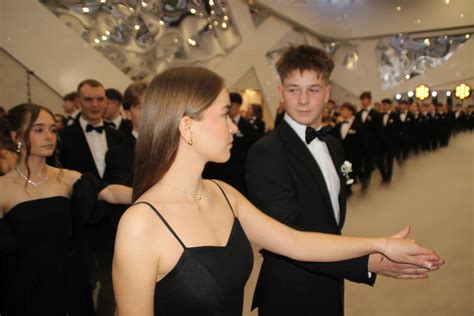 zdjęcie maturzystów II LO w Radomsku wykonujących tradycyjny polonez
