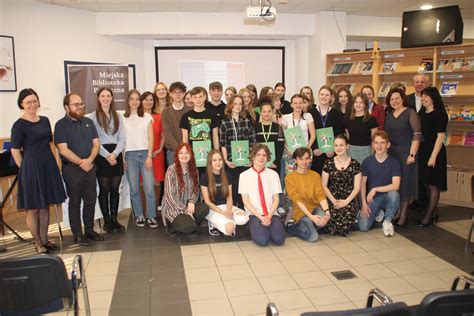 młodzież II LO w Radomsku pozująca do zdjęć na ściance studniówkowej