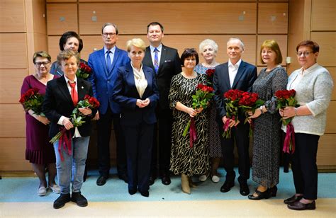 grupa ludzi podczas uroczystości jubileuszowej, część z nich trzyma dyplomy i nagrody